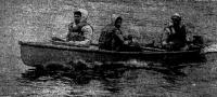 Каноэ на воде с тремя пассажирами
