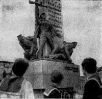Моряки яхтсмены у памятника героям-днепровцам с названиями погибших кораблей