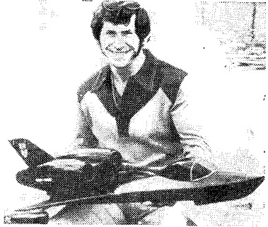 Тони Фэхей с моделью рекордного глиссера