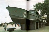 Установленный на пьедестале славы торпедный катер КЧФ