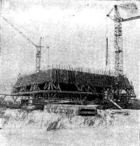 Высотные краны на стройке