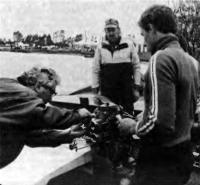 Знаменитый Дитер Кениг (слева) помогает ремонтировать мотор советской команды