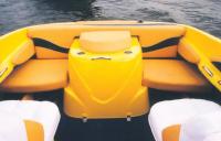 Кокпит дизельного желтого катера "Marlin 21"