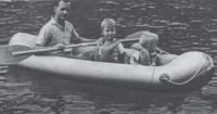 Конни Клименко с сыновьями на своей первой лодке Банан. Снимок 1964 г.