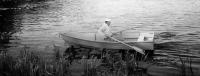 Лодка "Компромисс-2" с веслами на воде