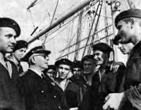 Михаил Григор в окружении молодых моряков