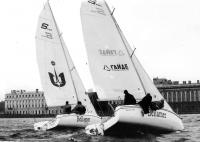На яхтах надпись спонсора "Bellamer"