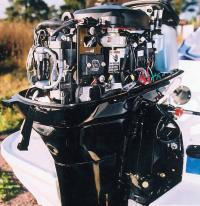 Узлы электрооборудования мотора сосредоточены в основном в правой части двигателя