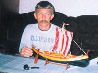 Владимир Меньшиков с моделью лодки 
