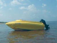 Моторная лодка с поднятым мотором