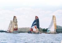 Огромные тримараны на фоне Санкт-Петербурга