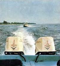 Два мотора «Привет» на лодке