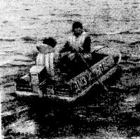 Фото лодки на ходу с двумя человеками