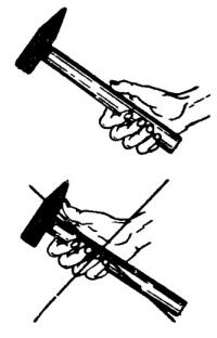 Как правильно держать молоток