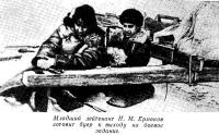 Младший лейтенант Н. М. Ермаков готовит буер к боевому заданию
