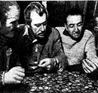 Роу, Моррис и Аптон с золотыми монетами с кораблей адмирала Шоуэлла