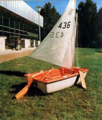 Универсальная модель французской прогулочной лодки «Спортиак-2» с парусом