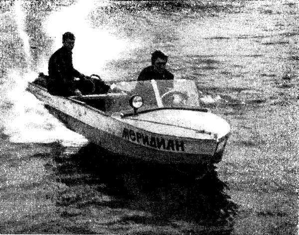 Валентин Сальников (за рулем) и Борис Сумин ведут «Меридиан» по невской воде