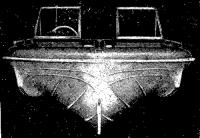 Вид с носа на корпус катера Шеврон с обводами типа кафедрал