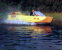 Амфибия идет по воде