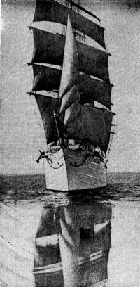 Барк «Седов» выходит в море. Снимок сделан 20 июля 1981 года