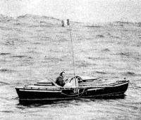 Д'Абовиль дрейфует в «Капитане Куке» на океанской волне с плавучим якорем за кормой