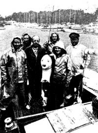 Экипаж яхты «Ливико». Крайний справа — капитан Бернхард Юрно