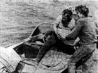 Гонщики нагружают свою лодку до полной паспортной нагрузки мешками с песком