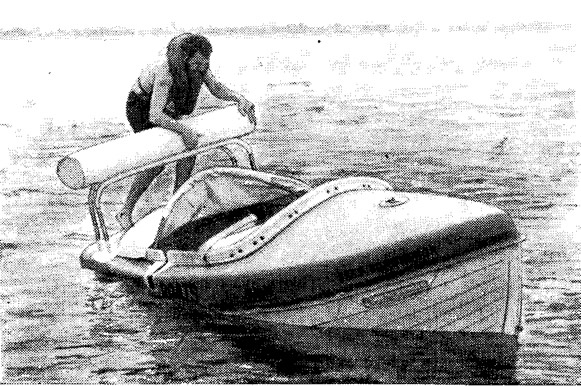 Кеннет Керр проверяет самоспрямление своей лодки перед выходом в океан