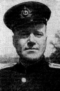 Командир отдельного отряда полуглиссеров Герой Советского Союза лейтенант М. М. Калинин