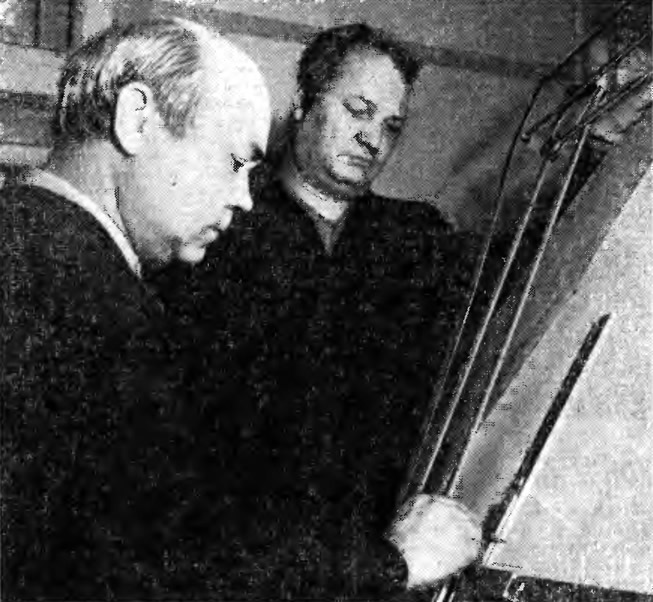 Конструкторы строящихся на верфи яхт В. В. Чайкин (слева) и А. Б. Карпов