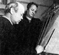 Конструкторы строящихся на верфи яхт В. В. Чайкин (слева) и А. Б. Карпов