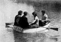 Лодка на воде с четырьмя пассажирами
