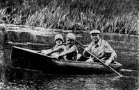 Лодка на воде с тремя пассажирами