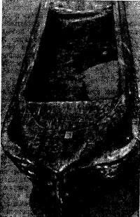 Общий вид найденного в 1954 г. на Дону челна на месте раскопок