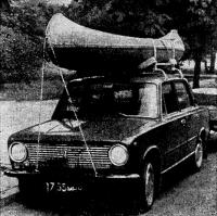 Одна из новинок — каноэ «Таймыр» на багажнике автомобиля