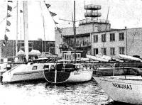 Первые яхты, закончившие соревнования, ошвартовались у стенки Рижского яхт-клуба