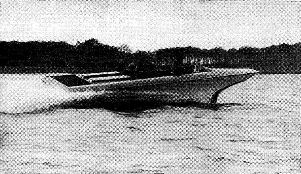 Первый «Морской нож» из стеклопластика, построенный в Англии фирмой «Сзндрок Ауто Марин, Лмд»