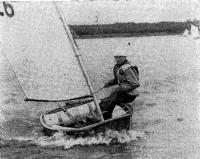 Победитель регаты 1981 года Пеетер Шарашкин на лодке, построенной своими руками