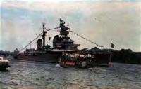 Учебный корабль Краснознаменный крейсер «Киров» на Неве во время праздника