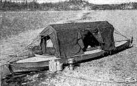 Установленная на лодке тент-палатка