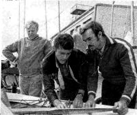 В. Потапов (справа) делится опытом настройки катамарана с зарубежными гонщиками
