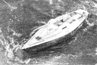 Яхта «Ариадна» со сломанной мачтой, оставленная экипажем