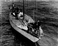 Яхта «Блюз» швартуется к борту судна «Каллисто»