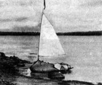 1983 г. Лодка со вторым вариантом парусного вооружения на одном из озер Карелии