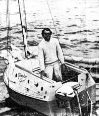 Джерри Спис на своей мини-яхте