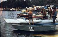 Экипажи гребно-моторных малых лодок перед стартом