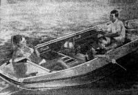 Лодка «Бустер-Р» с двумя пассажирами