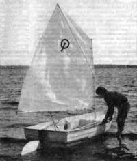 Лодка «Пионер» на воде под парусом