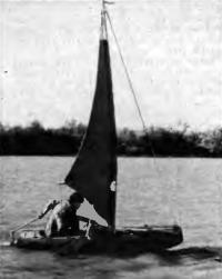 Надувная лодка с парусом на воде